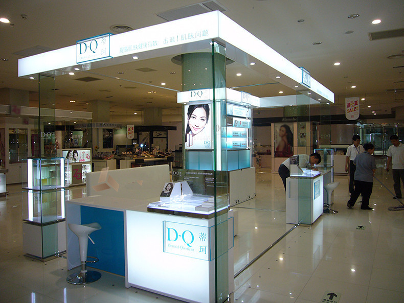 如何选择合适的化妆品展示柜台尺寸