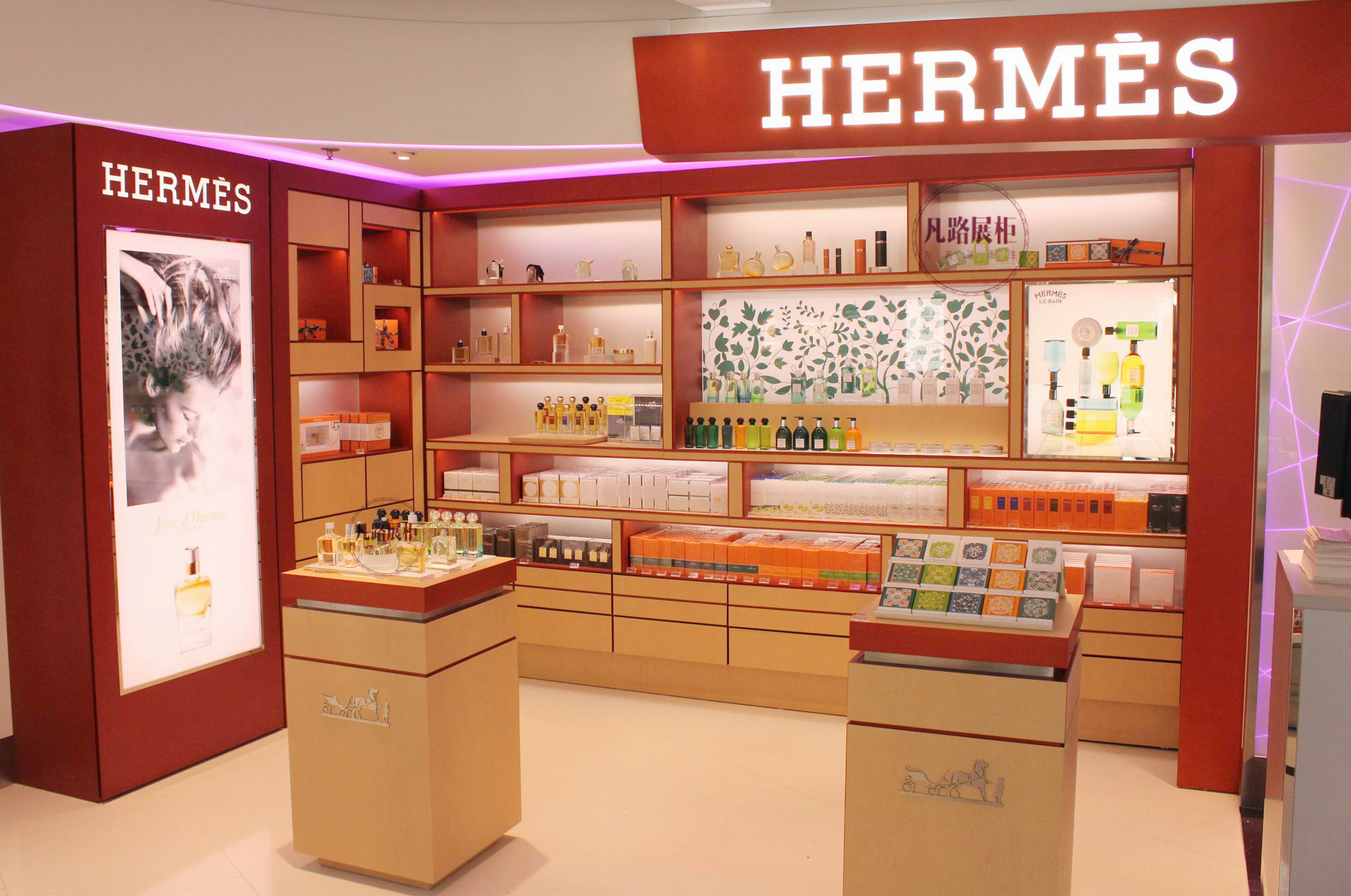 优质的化妆品展柜应该具备哪些特点?