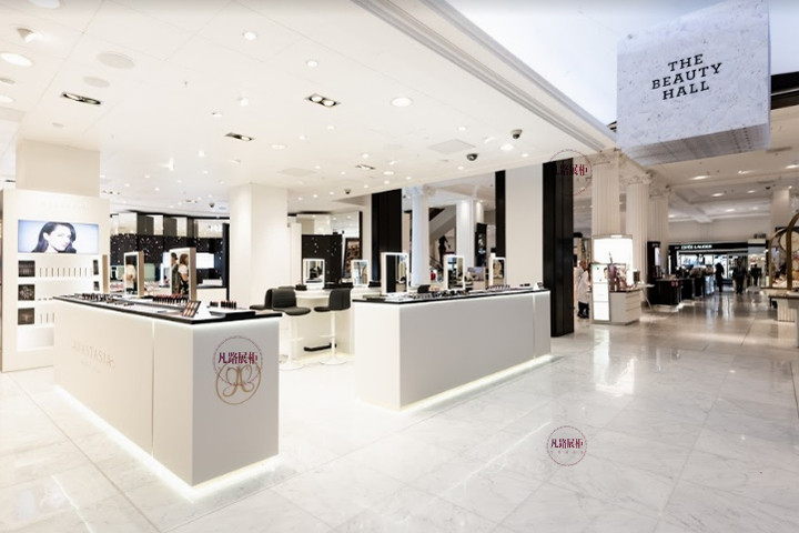 化妆品展柜与软装的搭配可以提高你的店铺体验度!
