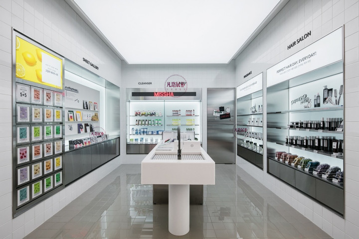 化妆品展示柜怎么才能保持表面涂料长久不变色?