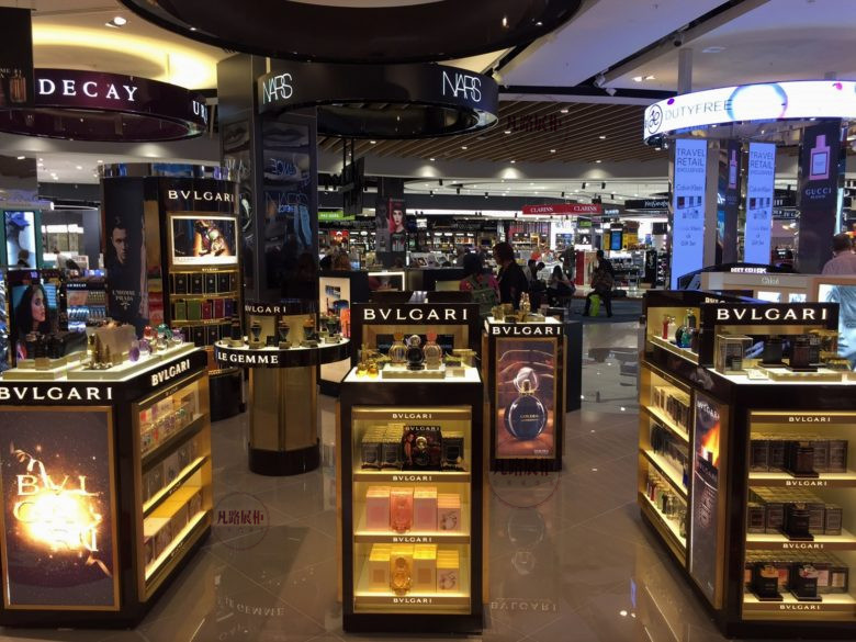 如何巧妙的利用化妆品展柜来提高化妆品销量?