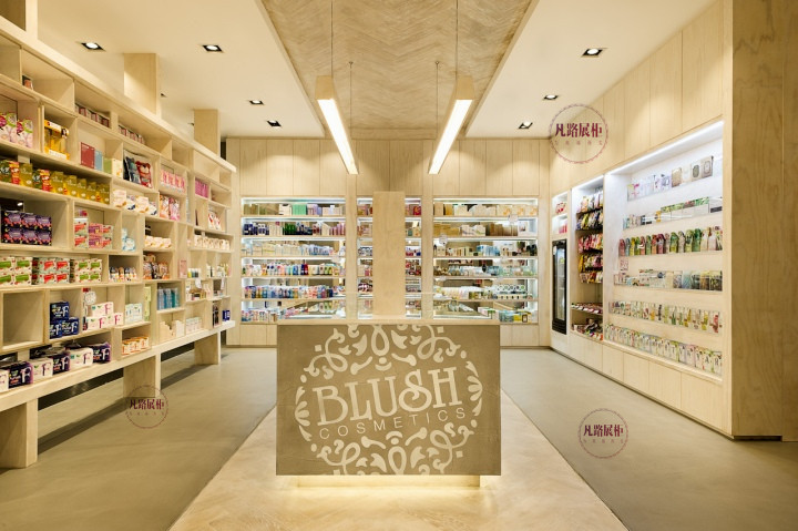化妆品展柜怎么搭配能提升店铺档次?