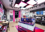 2020年市场最火的金色质感化妆品展柜设计风格