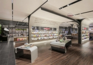 不同的产品有属于自己的展柜