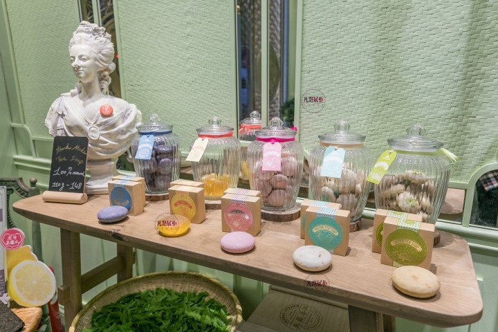 化妆品店铺展柜摆放
