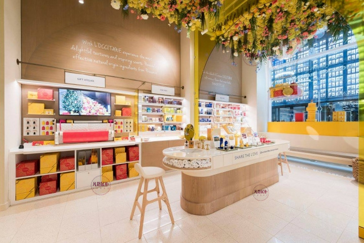 化妆品店铺的展示柜