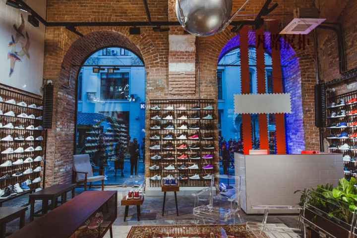 沈阳Adidas大品牌定制鞋子展柜柜台,现场效果