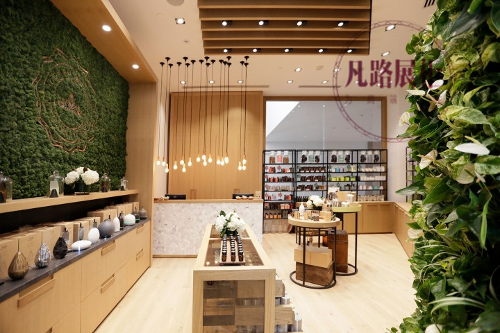 上海客户千里选择凡路制作护肤品店展示柜 