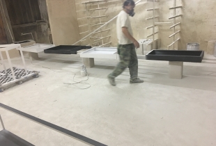 凡路展柜厂珠宝展柜喷漆实拍