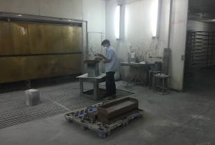 凡路展柜厂烤漆车间实景