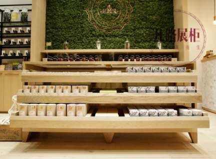 定制高端木质展柜，摆放精油类型产品的实拍