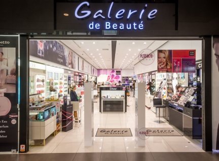 欧美化妆品店展柜案例效果图