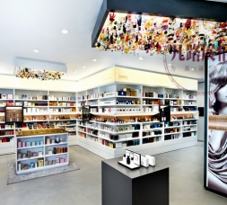 白色烤漆展柜制作，展示护肤品产品的展柜
