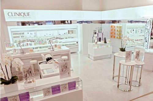 凡路展柜厂浅谈关于“哪家公司做的展柜好些”的问题