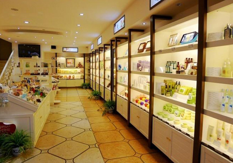 展柜,是化妆品店吸引顾客的第一道风景!