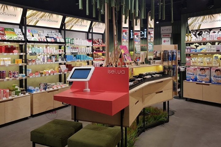 化妆品展柜厂:化妆品店装修如何逆袭?