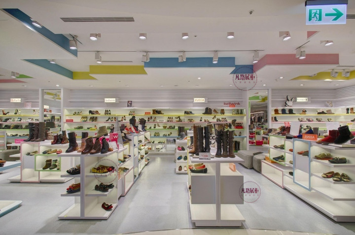 商场鞋店展示柜保养技巧
