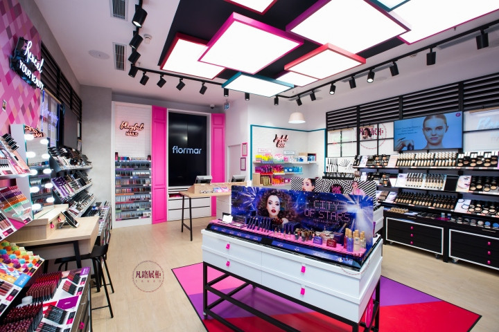 深圳哪里可以买到化妆品店用的柜台椅子收银台?找什么样的化妆品展柜厂家好?