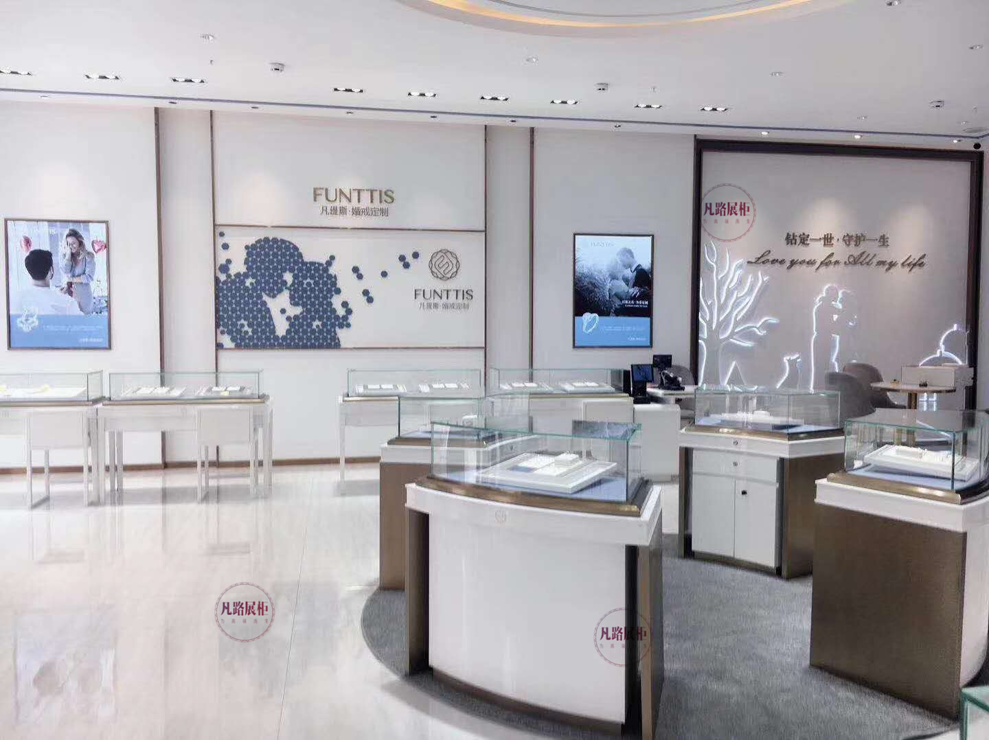 化妆品店如何利用展示柜做好产品陈列