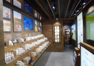 化妆品展柜发霉了怎么处理？
