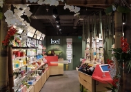 高人气的化妆品店需要好的展示柜设计