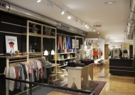 时尚新颖的服装店展示柜设计理念