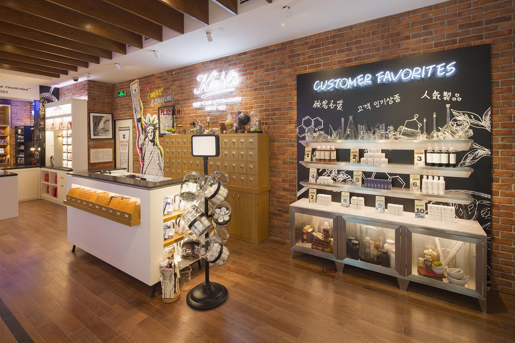 化妆品展示柜摆放