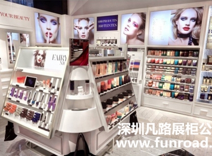 欧式不锈钢玻璃化妆品展示柜台陈列效果图