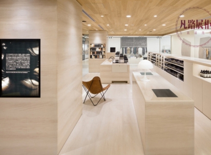 高端现代木质烤漆化妆品展柜，现场展示效果