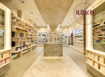 暖色系列木质化妆品展柜柜台，现场实际效果展现