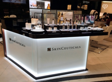 香港kinCeutical零售店，定制展柜现场摆放效果