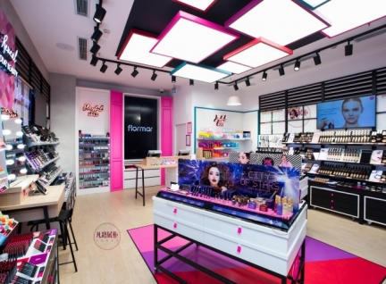 粉色系化妆品店展柜