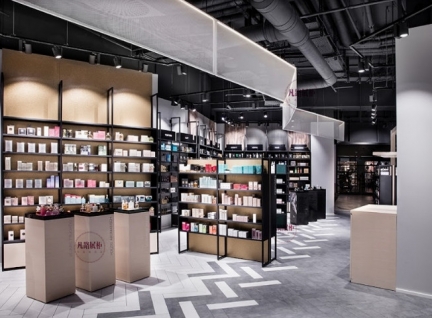 大型商场化妆品护肤品展柜效果图