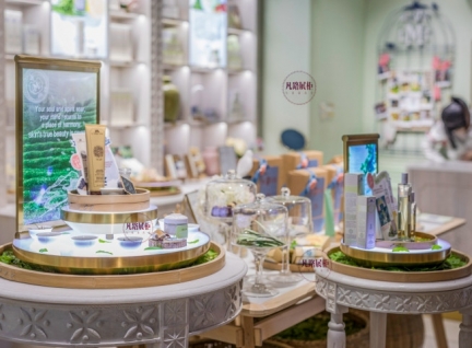 木质烤漆化妆品展柜效果图