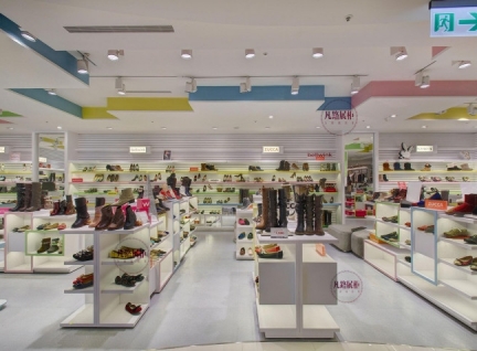 商场木质烤漆鞋子展柜案例效果图