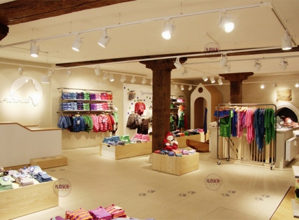木质烤漆童装店展柜案例