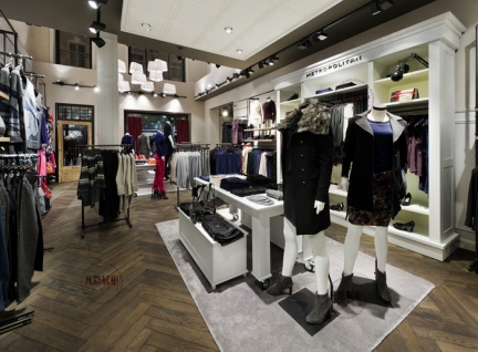 白色烤漆服装展柜效果图