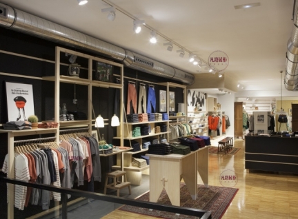 木质烤漆服装店展柜效果图