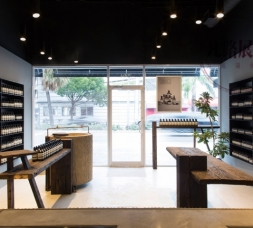深色系列化妆品展柜，凡路深圳展柜厂定制效果图