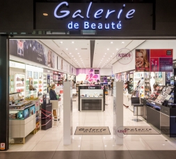 欧美化妆品店展柜案例效果图