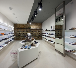 白色实木烤漆鞋店展柜效果图